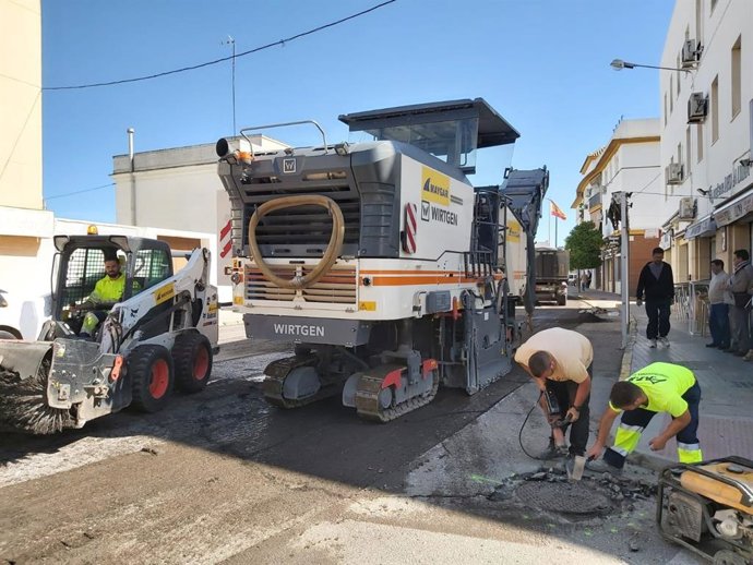 Obras de reasfaltado en Carmona, en Sevilla.