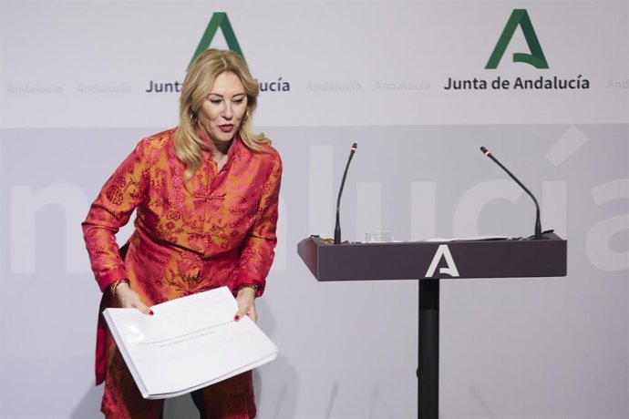 La consejera de Economía y Hacienda de la Junta de Andalucía, Carolina España, durante la rueda de prensa posterior a la reunión extraordinaria del Consejo de Gobierno de la Junta de la Andalucía que aprueba el proyecto de Ley de Presupuestos de la Comu