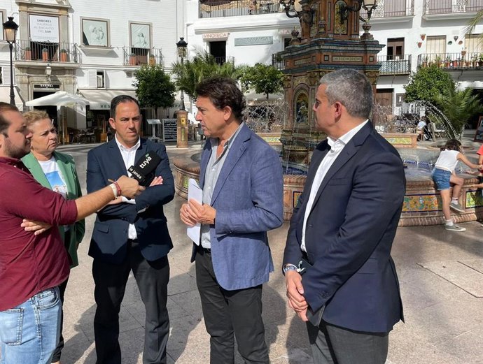 El delegado territorial de Empleo, Empresa y Trabajo Autónomo en Cádiz, Daniel Sánchez,  en su visita al Ayuntamiento de Vejer de la Frontera