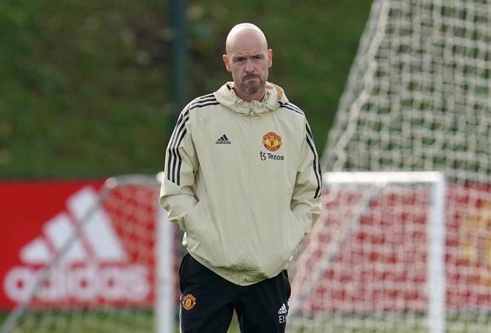 26 October 2022, United Kingdom, Carrington: Manchester United manager Erik ten Hag leads a training session at the Aon Training Complex, ahead of Thursday's UEFAEurope League Group Esoccer match against FC sheriff. Photo: Nick Potts/PA Wire/dpa
