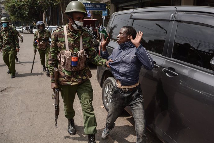 Archivo - dpatop - 07 July 2020, Kenya, Nairobi: An officer from the General Service Unit (GSU) arrests a protestor during a protest against police brutality. Photo: Dennis Sigwe/SOPA Images via ZUMA Wire/dpa