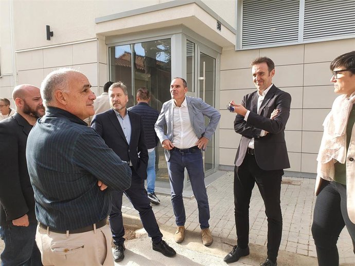 Soro visita las diez viviendas rehabilitadas en el parque de maquinaria del Gobierno de Aragón en la ciudad de Teruel.