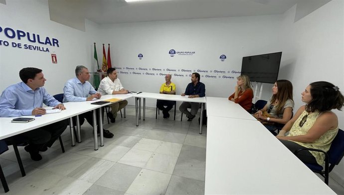El candidato del PP a la Alcaldía de Sevilla, José Luis Sanz, en la reunión mantenida con una representación de la plantilla de la UMIE de Sevilla.