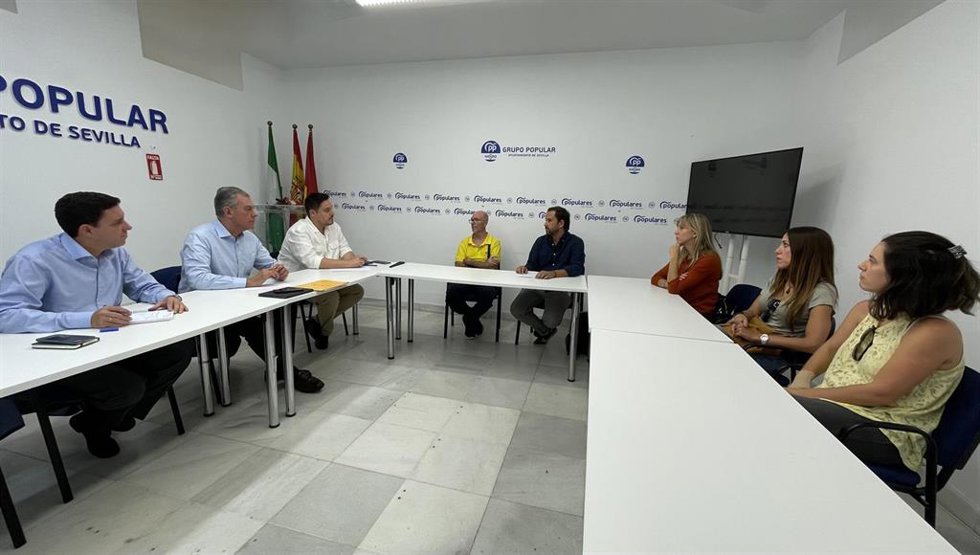 El candidato del PP a la Alcaldía de Sevilla, José Luis Sanz, en la reunión mantenida con una representación de la plantilla de la UMIE de Sevilla.