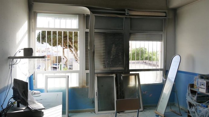 Estado en el que quedó el aula siniestrada por un cortocircuito en un CEIP de Adra (Almería).