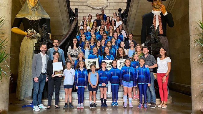 El Ayuntamiento de Palma homenajea al Club Mediterránea de natación por sus éxitos deportivos.