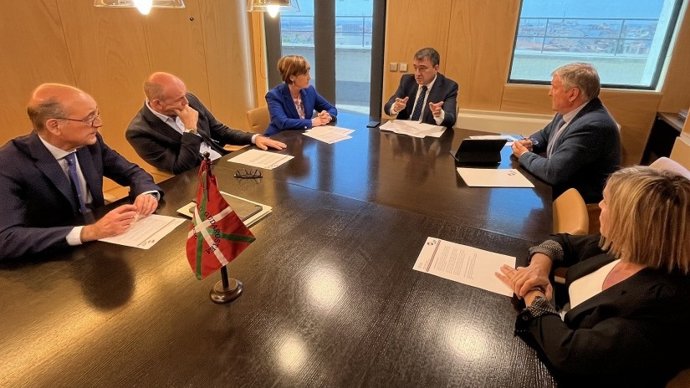 Archivo - Aitor Esteban y los diputados del PNV en una reunión