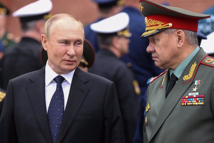 Archivo - HANDOUT - 22 June 2022, Russia, Moscow: Russian President Vladimir Putin stands with Russian Defence Minister Sergei Shoigu during a wreath laying ceremony at the Tomb of Unknown Soldier, marking the 81st anniversary of the Nazi invasion of th