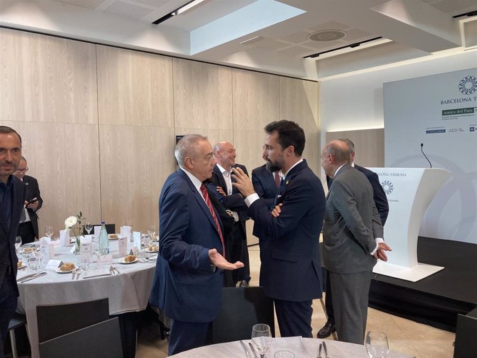 El conseller de Empresa y Trabajo de la Generalitat, Roger Torrent, conversando con el delegado especial del Estado en el CZFB, Pere Navarro.