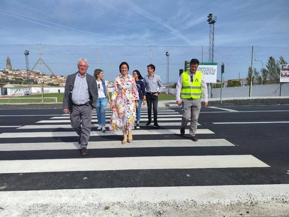 Casanueva (centro), cruza el nuevo paso de cebra habilitado en la merjorada glorieta de acceso a Pedroche.