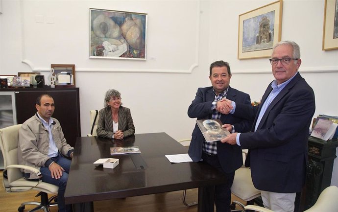 La Diputación de Badajoz entrega al Ayuntamiento de Fuente del Maestre la memoria valorada del fondo fotográfico de José Gordillo.