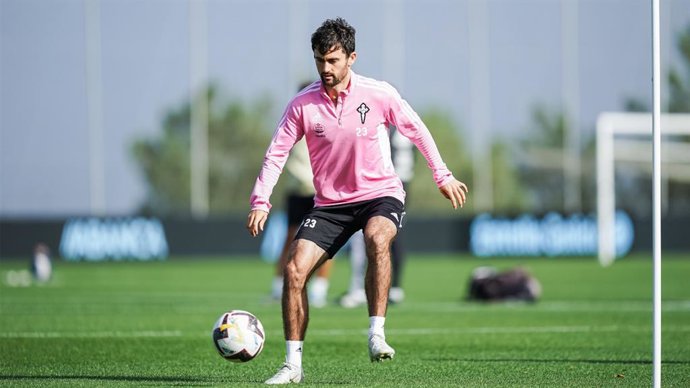 El estadounidense del RC Celta, Luca de la Torre, durante un entrenamiento.