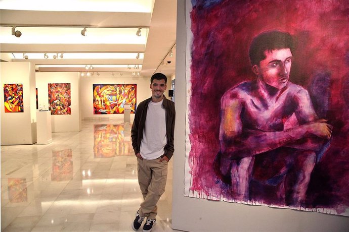 El joven pintor pacense Adrián Rolo expone en la Diputación de Badajoz la muestra 'Donde la pintura respira'.