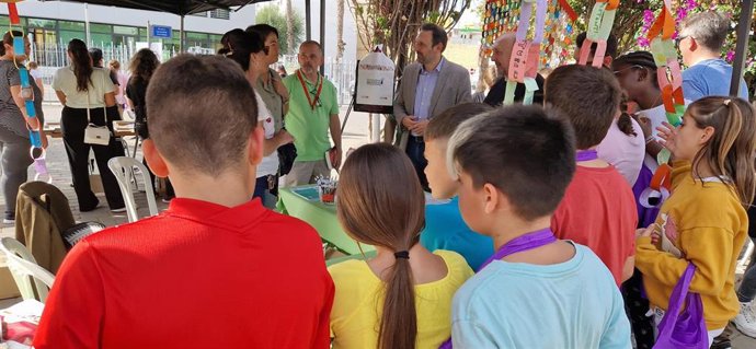 Visitas de escolares de Torreblanca a la II Feria del Libro del barrio.