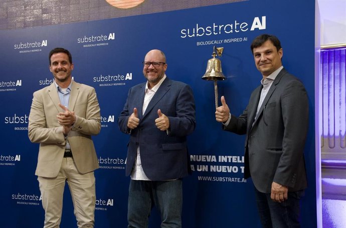 Archivo - El consejero delegado de Substrate AI, Iván García (i), el director de Tecnología, Ben Wroth (c), y el presidente de la empresa, Lorenzo Serratosa, durante el toque de campana de su salida a bolsa