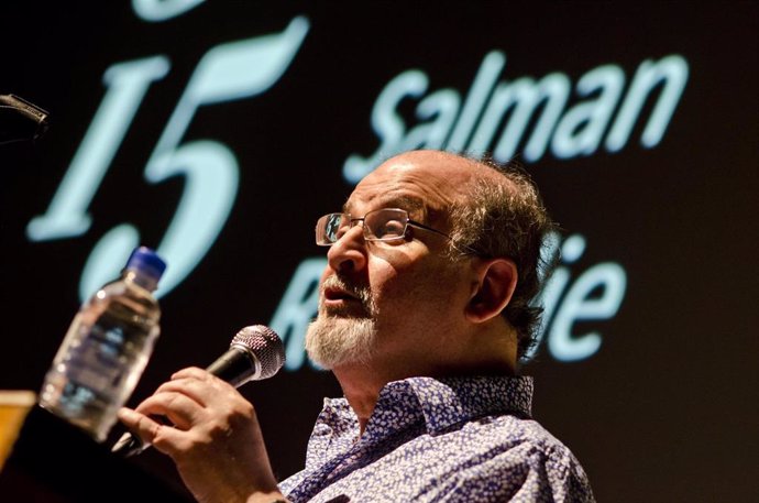 Archivo - El escritor Salman Rushdie