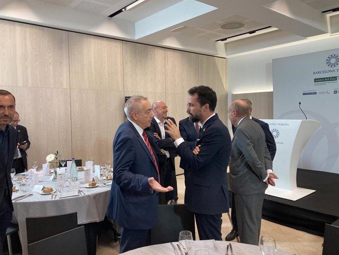El conseller d'Empresa i Treball de la Generalitat, Roger Torrent, amb el delegat especial de l'Estat en el CZFB, Pere Navarro