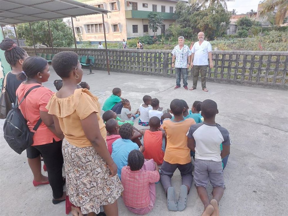 Los profesionales sanitarios José Manuel Visuerte y Antonio Barrones en Mozambique
