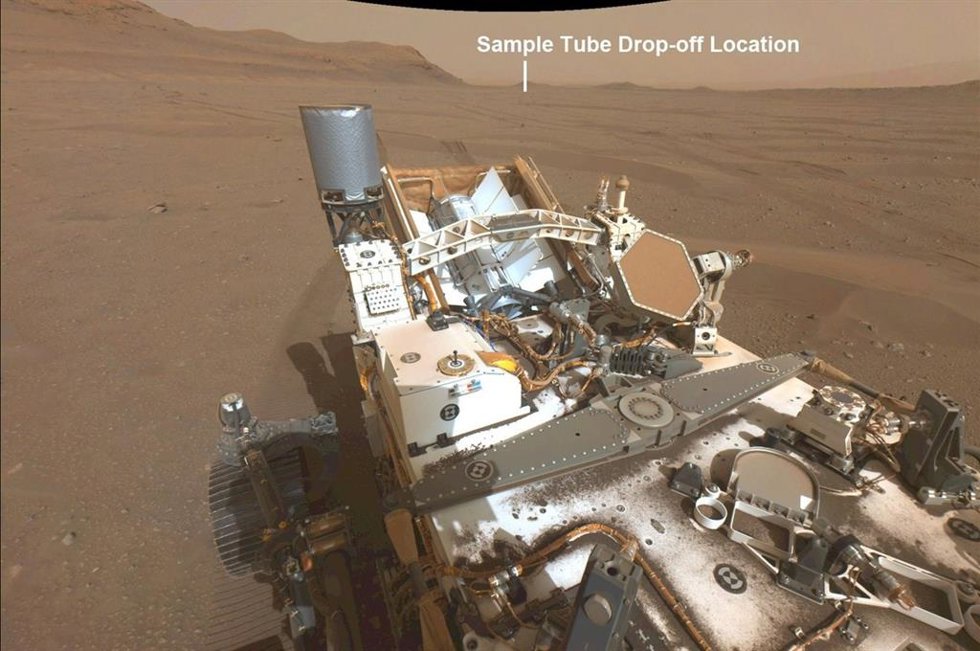 Esta imagen del Perseverance de la NASA muestra la ubicación del primer depósito de muestras.