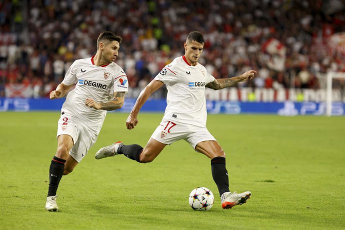 25 October 2022, Spain, Sevilla: Sevilla's Erik Lamela (R) in action during the UEFA Champions League Group G soccer match between Sevilla FC and FC Copenhagen at Estadio Ramon Sanchez Pizjuan. Photo: Daniel Gonzalez Acuna/ZUMA Press Wire/dpa