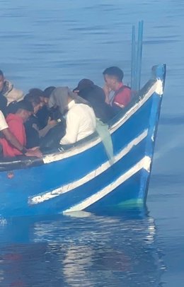 Inmigrantes rescatados en la mañana de este viernes en aguas próximas a Lanzarote