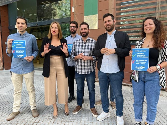 La secretaria de Organización, Ana Carrera, junto a los secretarios generales de JSA de Andalucía y Cádiz, Alejandro Moyano y Daniel Perea