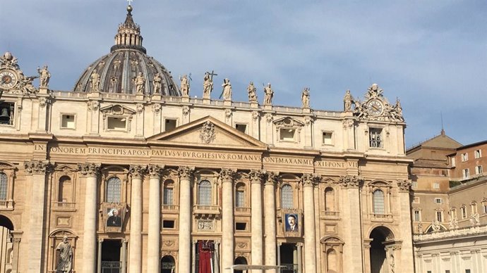 Tapices desplegados en la Plaza de San Pedro de Battista Scalabrini y  Artémides Zatti, a los que el Papa canonizará el domingo 9 de octubre