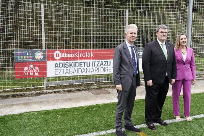 El alcalde de Bilbao, Juan Mari Aburto, visita el campo municipal de La Roseta