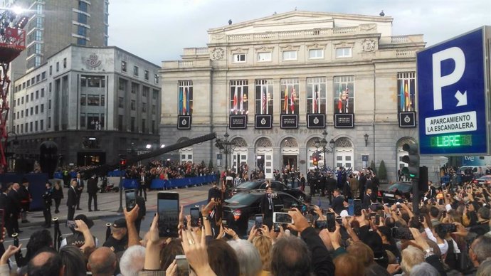 La Familia Real llega al Teatro Campoamor de Oviedo para presidir la ceremonia de los Premios Princesa de Asturias