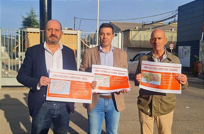 El portavoz de Ciudadanos en la Diputación de Jaén, Ildefonso Ruiz, acompañado de los ediles linarenses Antonio Barrios y Pedro Cintero