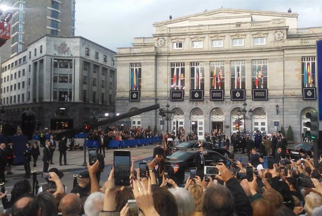 La Familia Real llega al Teatro Campoamor de Oviedo para presidir la ceremonia de los Premios Princesa de Asturias