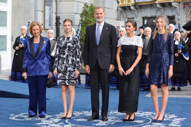 Los Reyes Felipe VI y Doña Letizia acompañada de sus hijas la Princesa Leonor y la Infanta Sofía, junto a la Reina Doña Sofía en los Premios Princesa de Asturias 2022 a 28 de Octubre de 2022 en Oviedo (España).