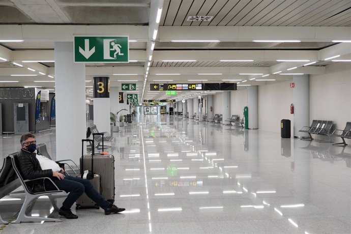Archivo - Un hombre en el aeropuerto de Palma. 
