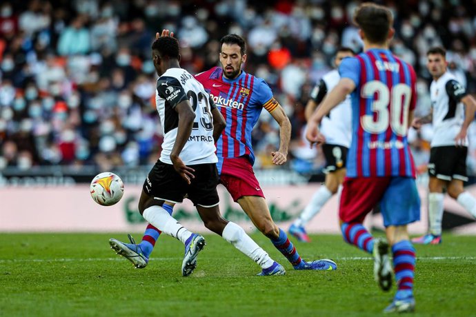 Archivo - Ilaix Moriba of Valencia and Sergio Busquets of FC Barcelona in action during the Santander League match between Valencia CF and FC Barcelona at the Mestalla Stadium on February 20, 2022, in Valencia, Spain.
