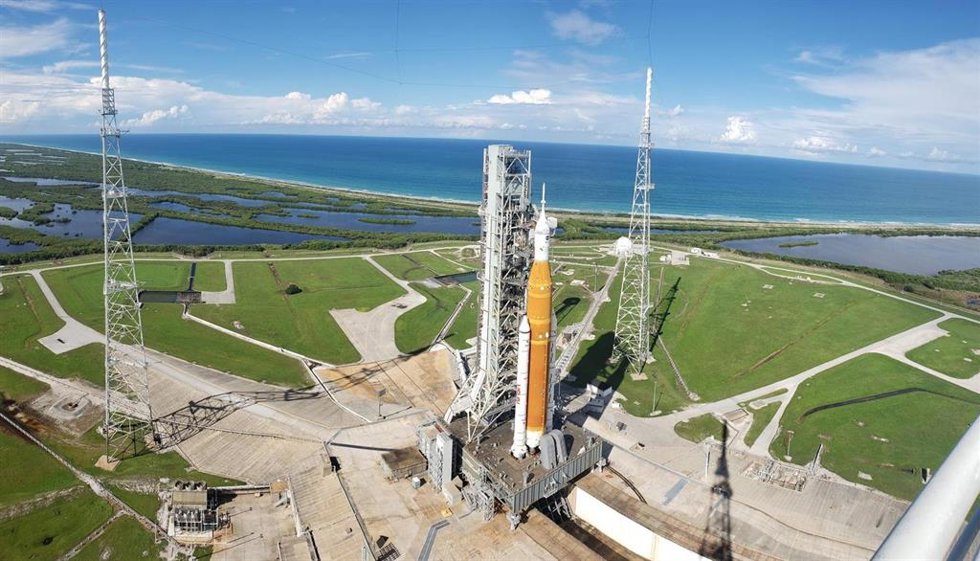 Una vista del sistema de lanzamiento espacial Artemis I (SLS) y la nave espacial Orion sobre el lanzador móvil en la plataforma de lanzamiento 39B en el Centro Espacial Kennedy de la NASA en Florida el 15 de septiembre de 2022