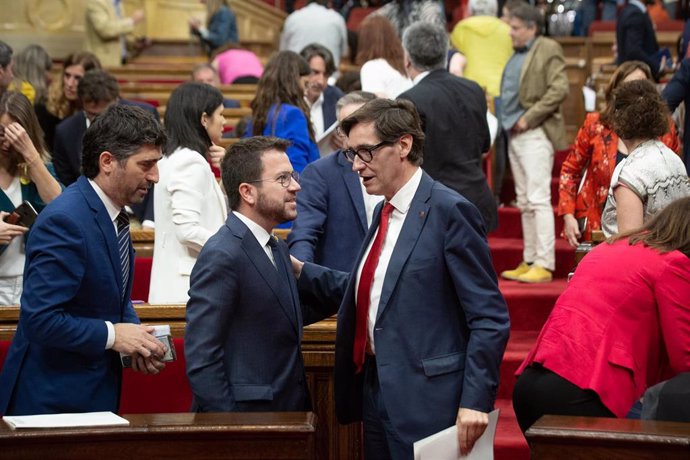 Archivo - (I-D) El vicepresidente de la Generalitat, Jordi Puigner; el presidente Pere Aragons y el líder del PSC en el Parlament, Salvador Illa, mantienen una conversación tras la aprobación de la ley en el Parlament de Cataluña, a 8 de junio de 2022