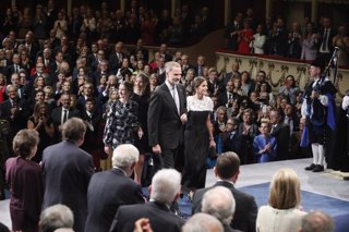 Los Reyes, Felipe VI y Letizia; la Princesa de Asturias Doña Leonor y la Infanta Doña Sofía, a su llegada a la 42ª edición de la entrega de los ‘Premios Princesa de Asturias 2022’, en el Teatro Campoamor, a 28 de octubre de 2022, en Oviedo, Asturias (Espa
