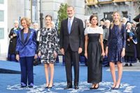 Felipe VI homenajea al presidente saliente de la Fundación Princesa de Asturias