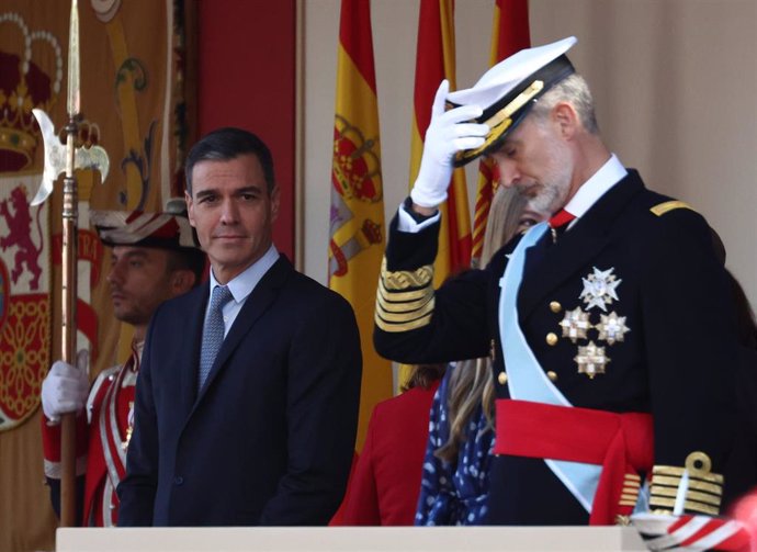 El presidente del Gobierno, Pedro Sánchez (i) y el Rey Felipe VI (d), durante el acto solemne de homenaje a la bandera nacional y desfile militar en el Día de la Hispanidad, a 12 de octubre de 2022.