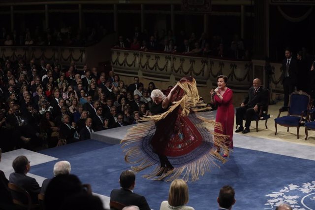 Actuación de María Pages y Carmen Linares durante la ceremonia de los Premios Princesa de Asturias 2022