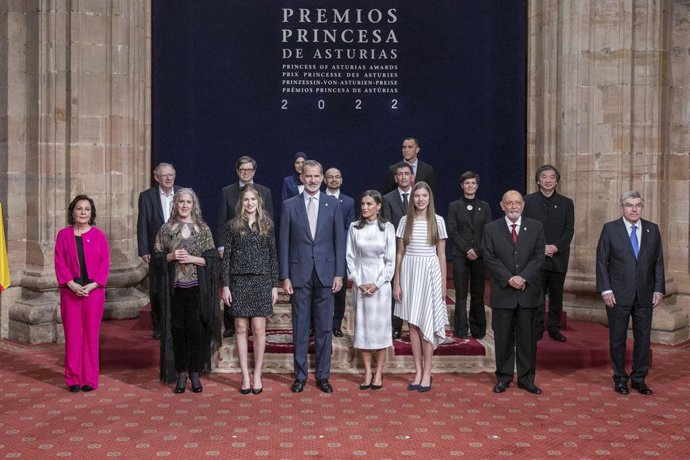 (I-D) La cantaora Carmen Linares; la bailaora y coreógrafa María Pagés; la Princesa de Asturias, Leonor de Borbón; el Rey Felipe VI; la Reina Letizia; la infanta Doña Sofía, el divulgador Eduardo Matos Moctezuma; durante la audiencia de los Reyes con lo
