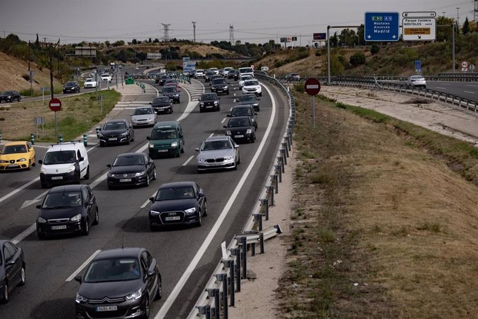 Circulación moderada en la autovía del suroeste, A5, durante la operación salida por el puente de Todos los Santos, a 28 de octubre de 2022, en Madrid (España). 
