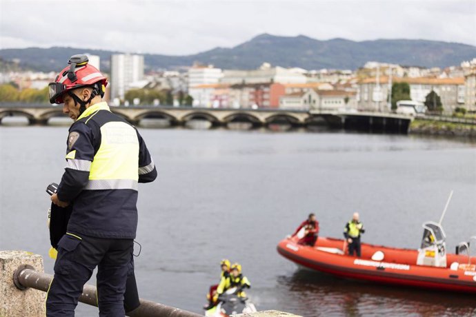 Un bombero en un dispositivo de búsqueda en la Ría de Pontevedra, a 28 de octubre de 2022, en Pontevedra, Galicia (España). Los bomberos de Pontevedra han desplegado un dispositivo de búsqueda en el río Lérez por un piragüista desaparecido al volcar su 