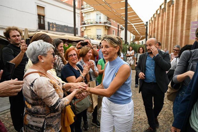 La vicepresidenta segunda y ministra de Trabajo y Economía Social, Yolanda Díaz (c), saluda a su llegada al acto de Sumar en el Museo Nacional de Arte Romano de Mérida.