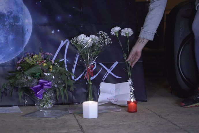 Una persona coloca flores durante una concentración-homenaje a Álex en el primer aniversario de su muerte, a 28 de octubre de 2022, en Lardero, La Rioja (España).