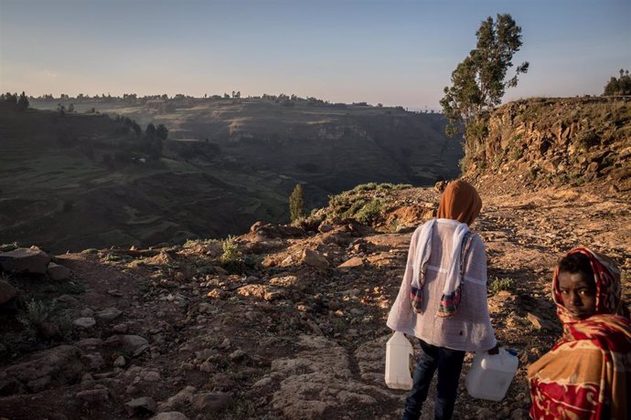 Un niño con bidones de agua en Amhara, Etiopía