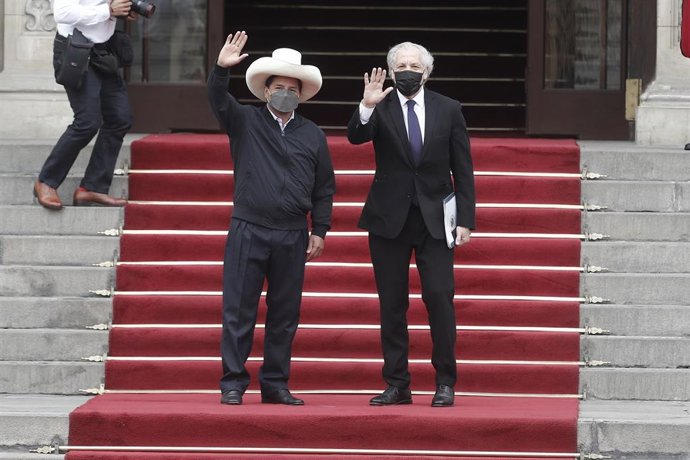 Archivo - El presidente de Perú, Pedro Castillo, con el secretario general de la OEA, Luis Almagro
