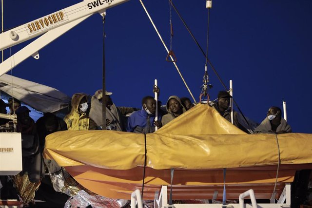 Archivo - Desembarco de migrantes en el puerto italiano de Pozzallo