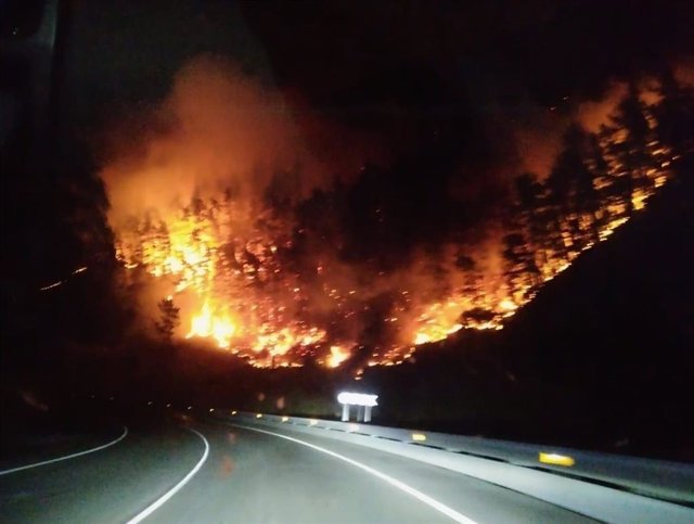 Incendio forestal en Arenas de Iguña