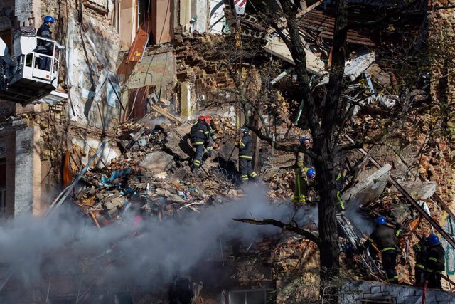 17 October 2022, Ukraine, Kiev: Ukrainian rescuers work at the site of a residential building destroyed by a Russian drone strike. Photo: Oleksii Chumachenko/SOPA Images via ZUMA Press Wire/dpa